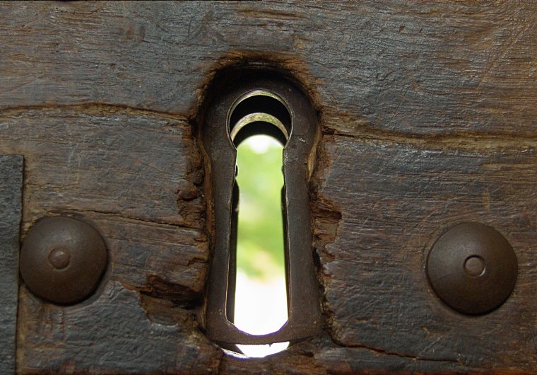 Detal - dziurka od klucza w Guild Chapel